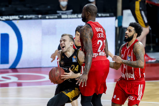 对乌加特的 对乌加特的